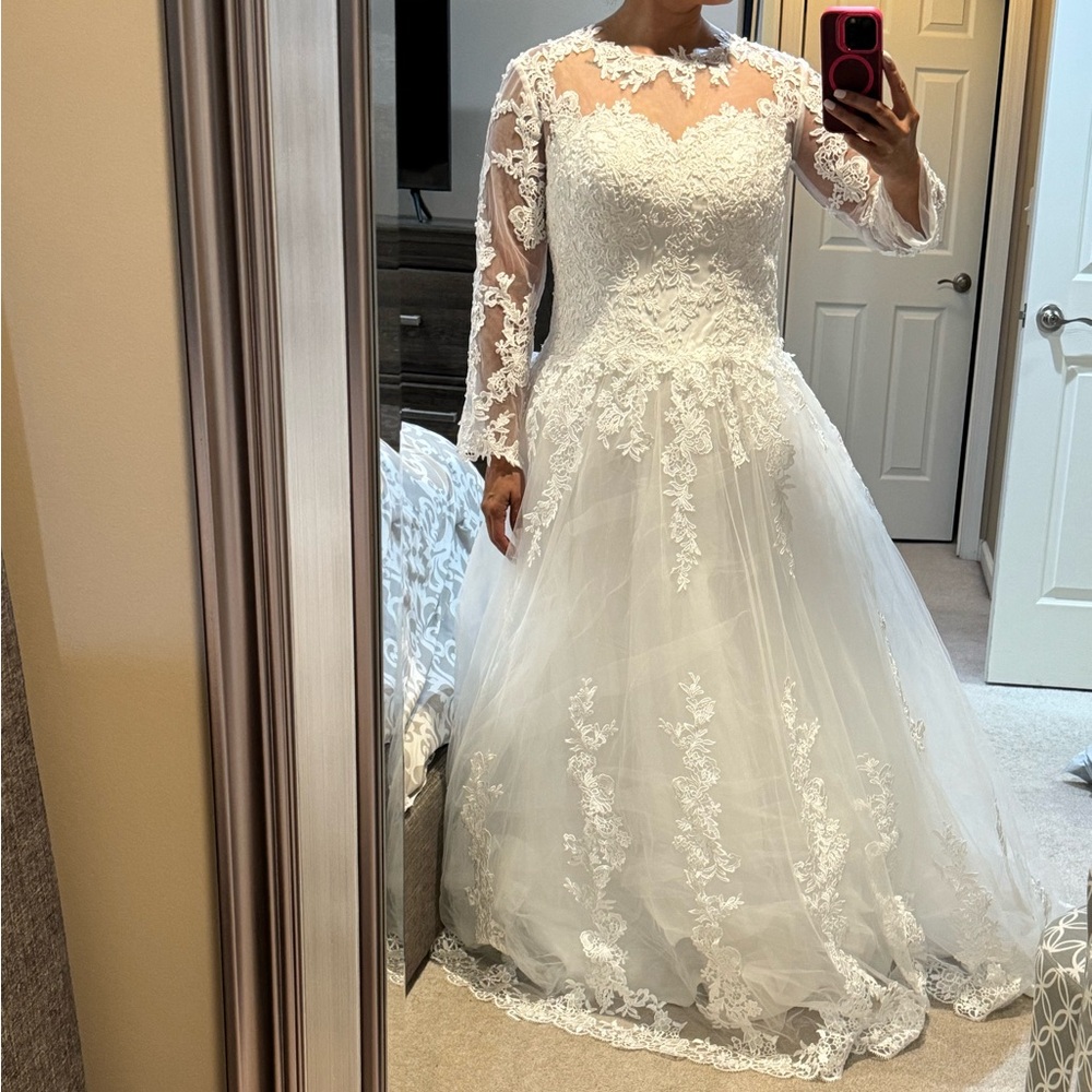 NWOT Elegant Cinderella Lace Wedding Dress